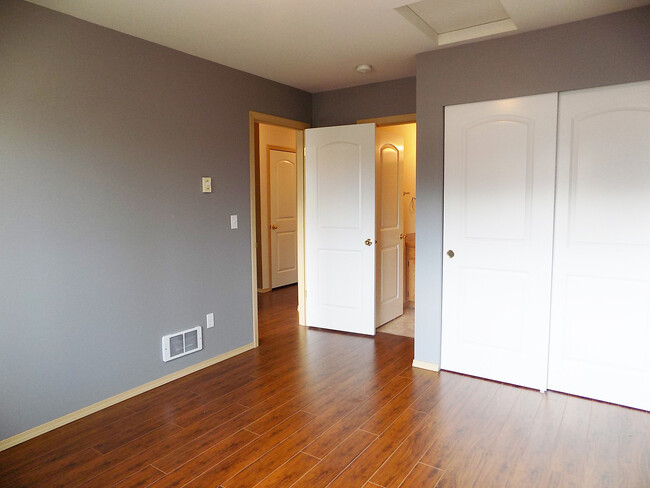 Building Photo - Roomy 2 Bedroom Condo With Washer & Dryer!...