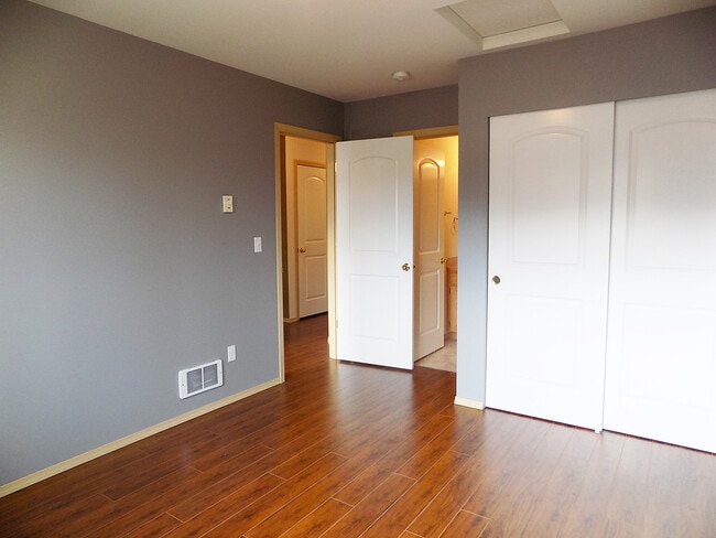 Building Photo - Roomy 2 Bedroom Condo With Washer & Dryer! ***Single Occupancy Only***