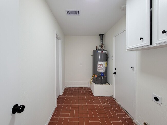 Building Photo - 3930 Cypress Hill Dr