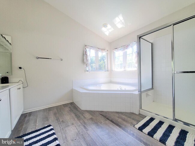 Building Photo - 20960 Capilano Ct