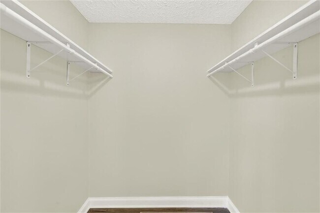 Building Photo - 910 Muirfield Dr NE