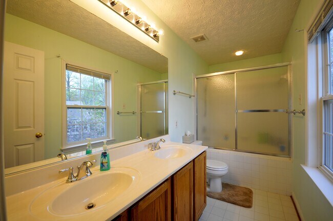 Building Photo - 6694 Huntshire Dr