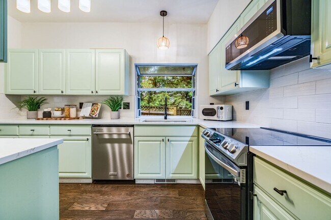 Building Photo - RENOVATED 3 BED, 3 BATH KIRKLAND TOWNHOME W GARAGE & EASY COMMUTE!