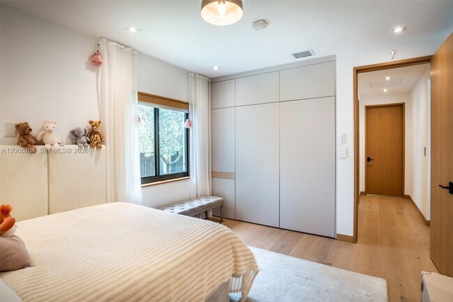 Building Photo - 115 SW 23rd Rd