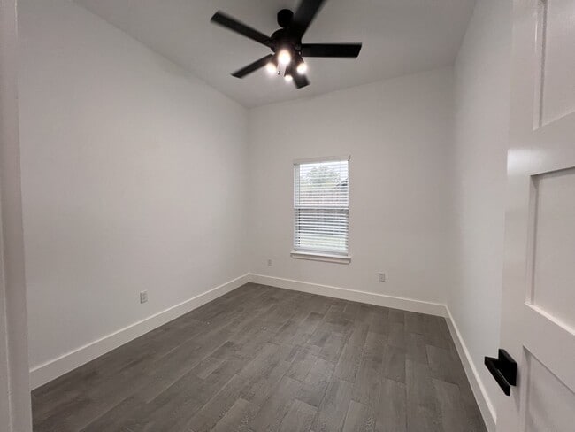 Building Photo - 506 E Bryson Ave