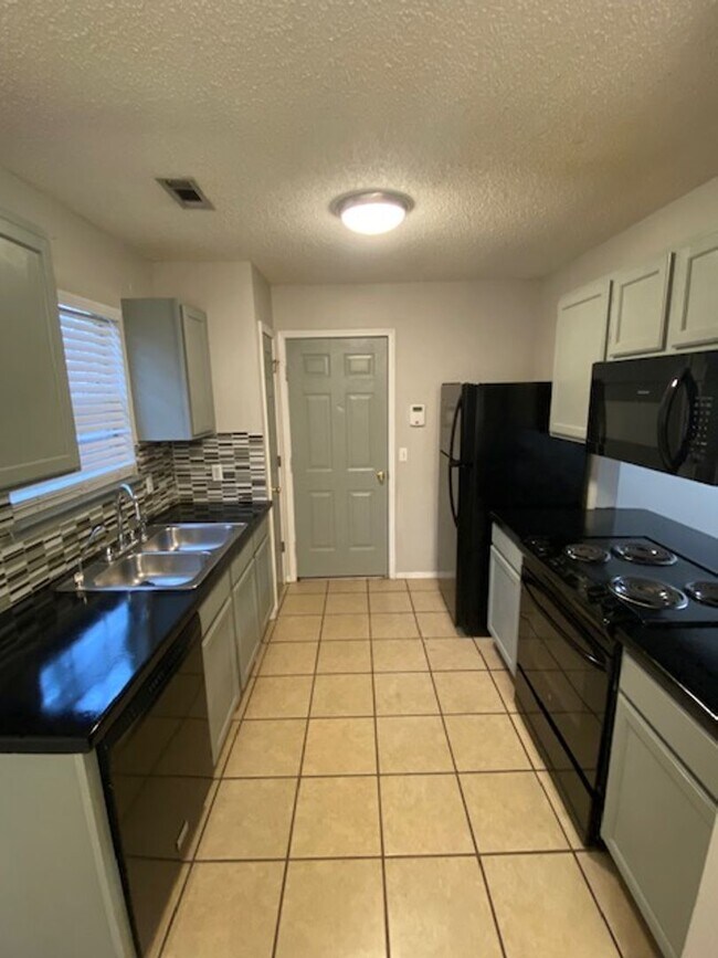 Building Photo - Cute 3 bedroom home in west Fayetteville
