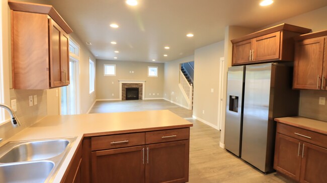 Building Photo - Rare 5/3 home in SE Bend
