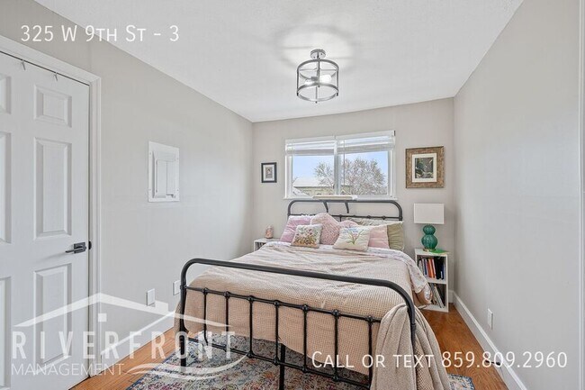 Building Photo - 325 W 9th St