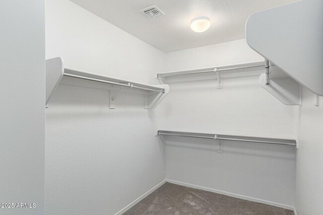 Building Photo - Beautiful 3 bedroom plus den, 2.5 bath hom...