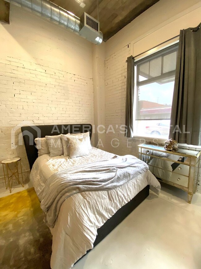 Building Photo - Fully Furnished Loft Available for Rent in...