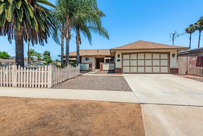 Building Photo - Charming 3-Bedroom Home on Corner Lot in E...