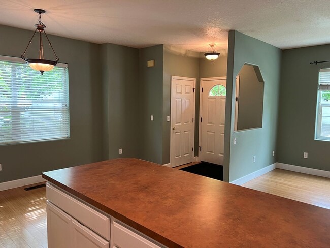 Building Photo - 2 Bed, 2 1/2 Bath townhome close to the Ri...