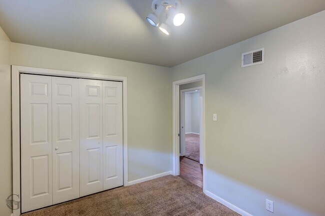 Building Photo - 2829 Doles Pl