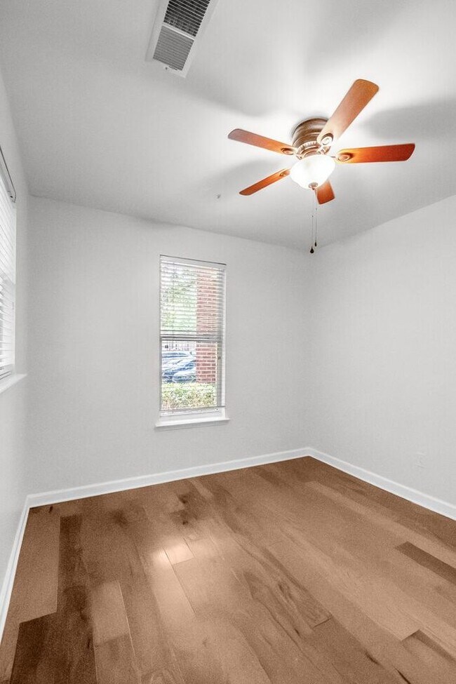 Building Photo - Waterfront Living at Its Finest - Beautifully Remodeled 3BR/2BA, 1st Floor, End Unit Condo on Lak...