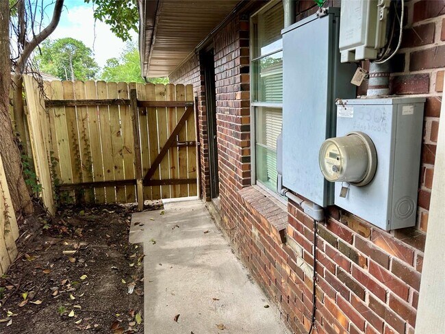 Building Photo - 530 Edgebrook Dr