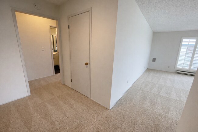 Building Photo - 1 BEDROOM / 1 BATH CONDO AVAILABLE AT WATERGATE COMPLEX IN EMERYVILLE!!!