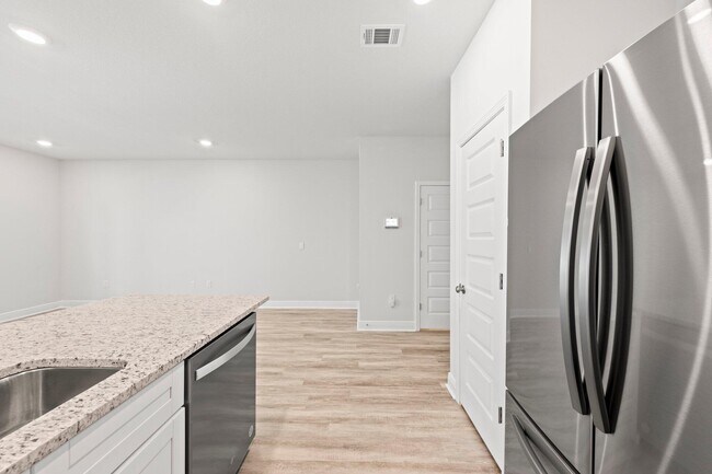 Building Photo - 1027 McLaren Cir