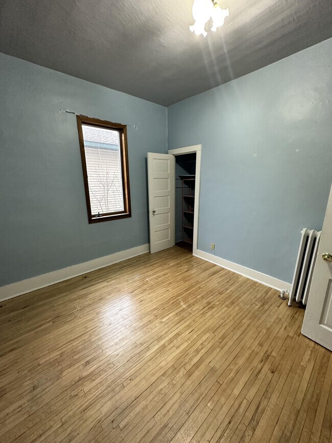 Building Photo - 1007 Dewey Ave NE