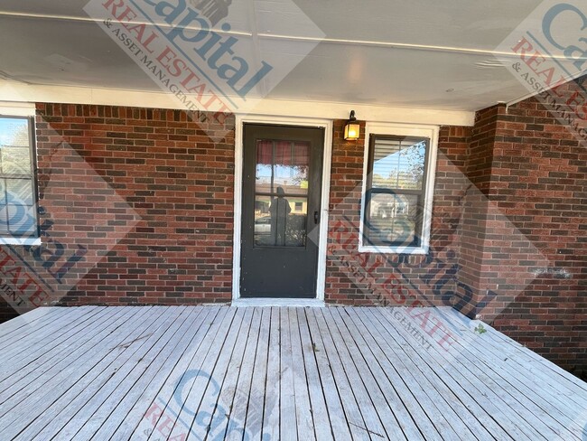 Building Photo - Charming 3 Bedroom