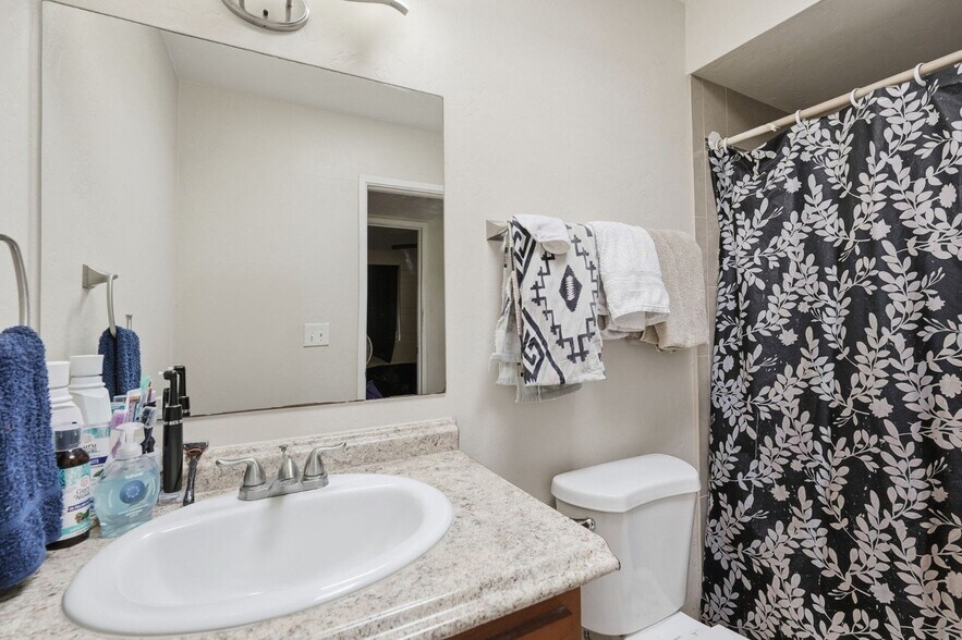 Building Photo - 2439 Parkside Dr