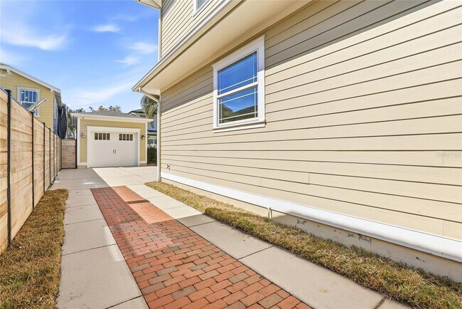 Building Photo - 1505 S Georgia Ave