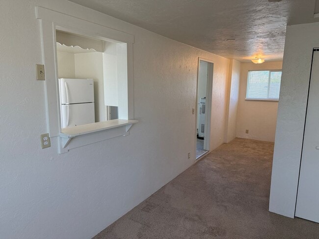 Building Photo - Large upstairs 2 bedroom apartment!