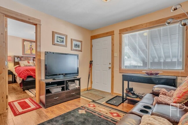 Building Photo - Year lease! Furnished, Move in 8/23/25! 10...