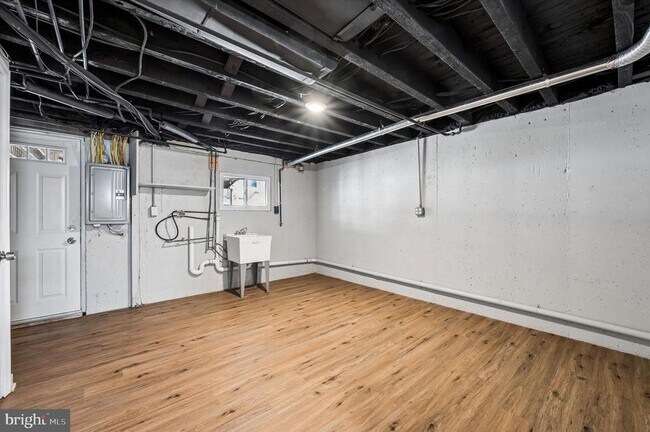 Building Photo - 306 Pine St