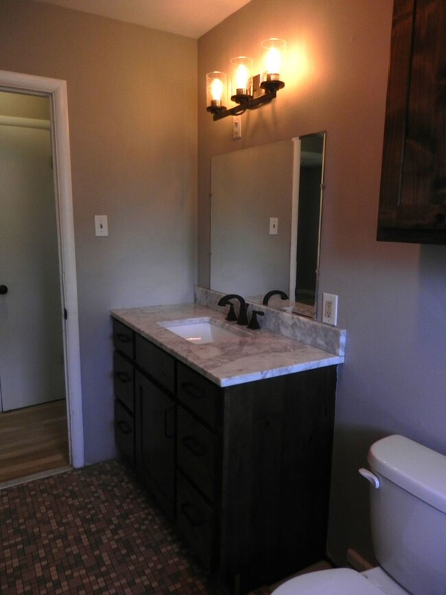 Building Photo - Great 2 Bedroom Duplex In SW Columbia!