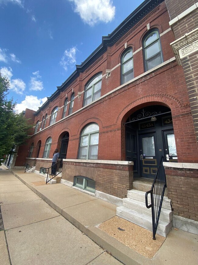 Building Photo - Available now! Cozy Updated 1 Bed 1 Bath in the Grove with W/D included!