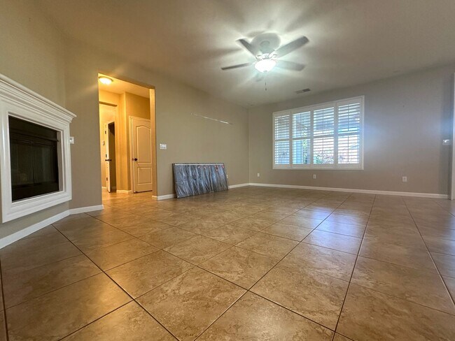 Building Photo - Gorgeous 4 Bedroom with Backyard Oasis wit...
