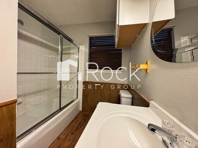 Building Photo - 3 Bedroom Home with Brand New Carpet *$300...