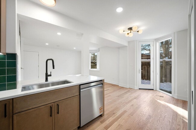 Building Photo - 2069 N Larrabee St