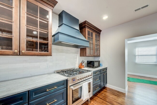 Building Photo - CONDO ON THE HILL 3 BED 1 BATH - Hardwood Floors & Renovated Luxury Kitchen