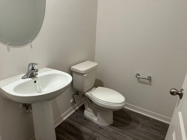 Building Photo - 3BR Townhome in Tavares with Open Floor Plan & Community Playground