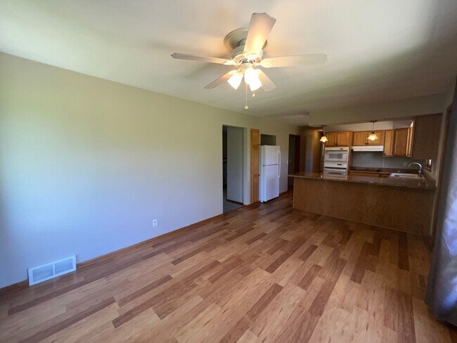 Building Photo - Spacious 3-bed, 2-bath Single Family Home!