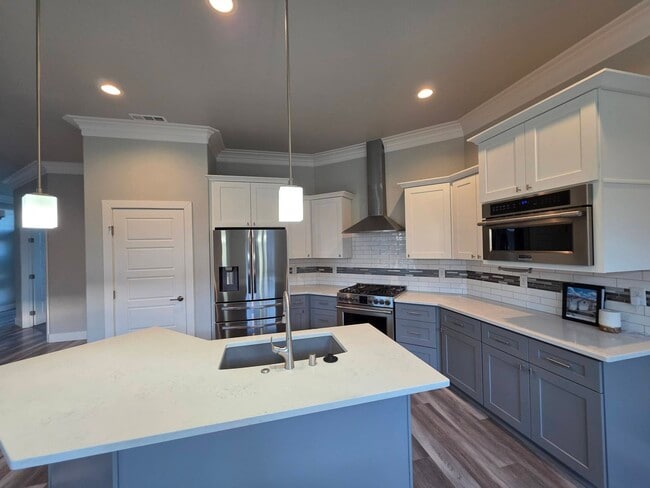 Building Photo - 584 Thebes St
