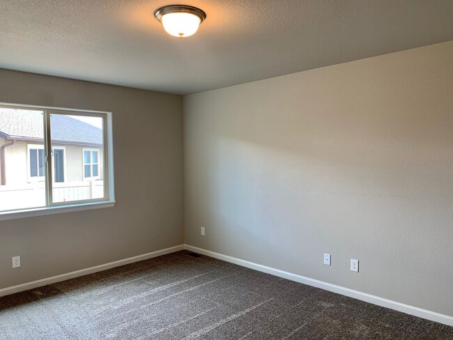 Building Photo - Main-Floor Living Meets Modern Comfort in Enclaves at Mountain Vista