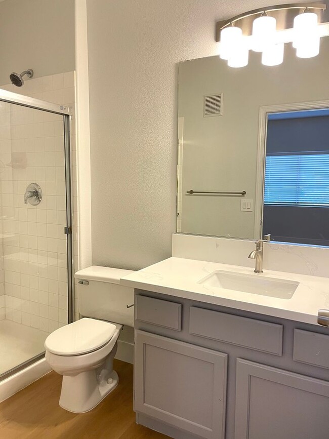 Building Photo - 3 bedroom/ 2 bath condo A Must See