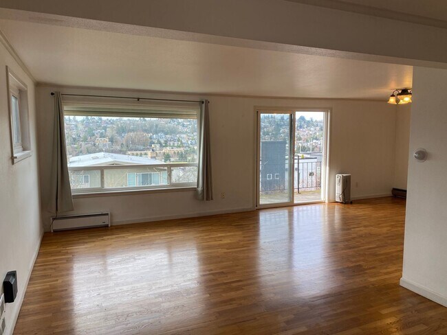 Building Photo - Queen Anne Triplex