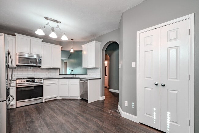 Building Photo - 8515 Holly Spring Ln