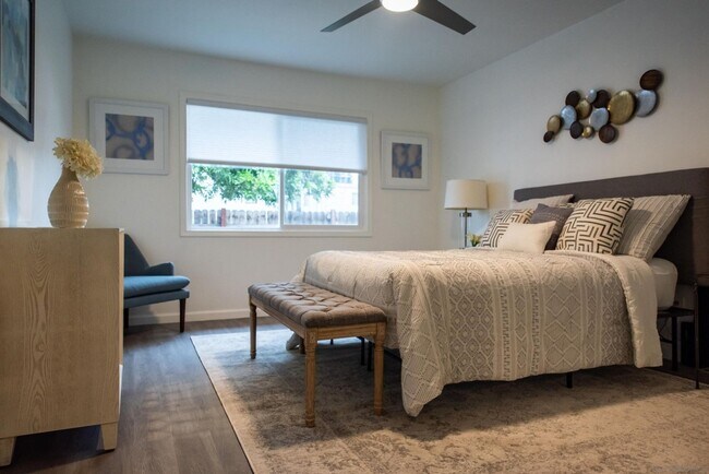 Building Photo - Van Dyke Triplex