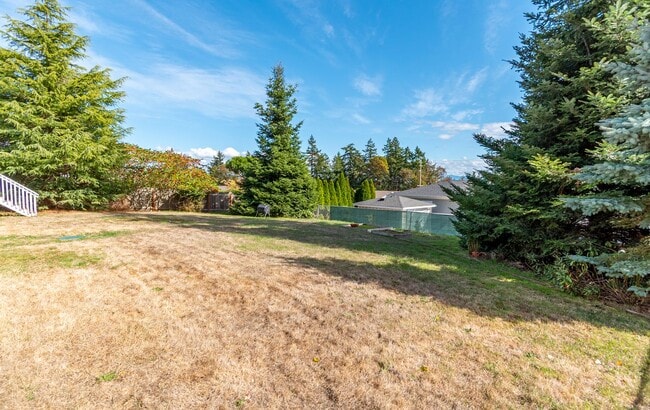 Building Photo - Spacious 2-Story Split-Level Home with Wat...