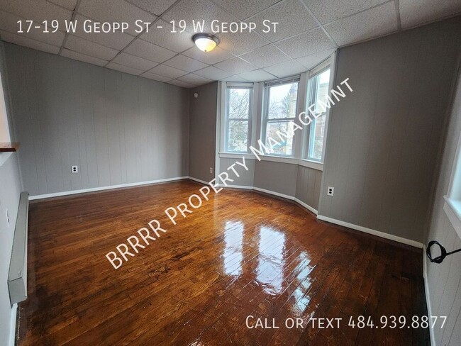 Building Photo - Bright, clean, affordable, off street park...