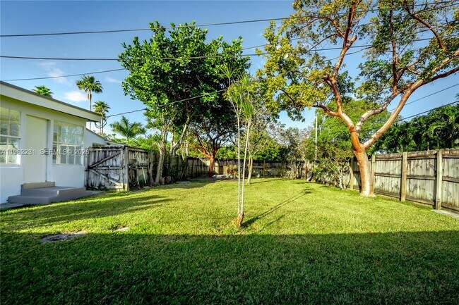 Building Photo - 1621 S 16th Ave