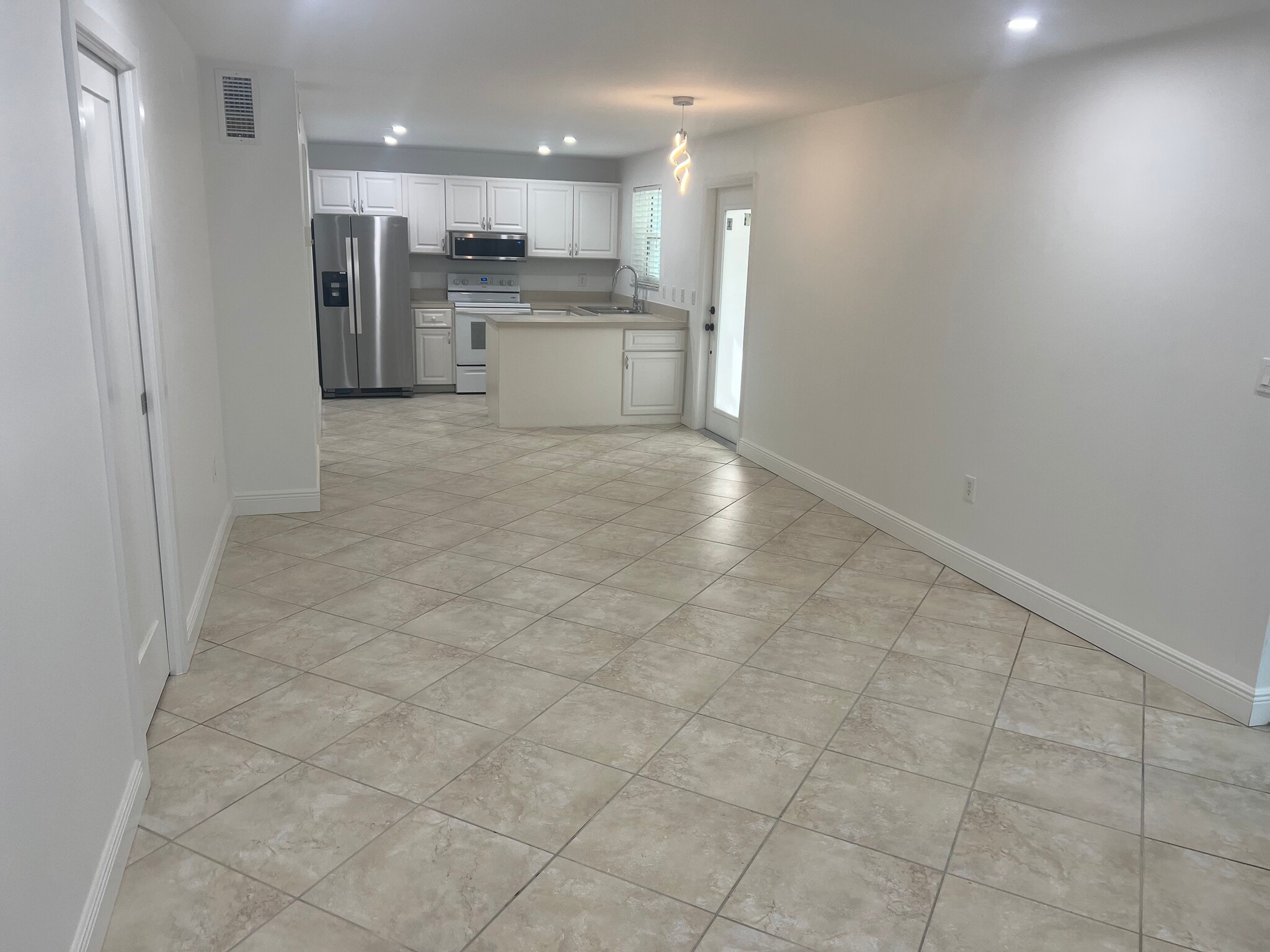 Main living area - 1964 Alamanda Dr