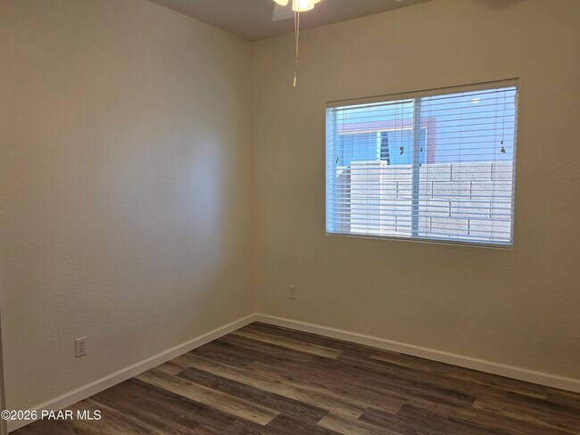 Building Photo - 556 N Robles St