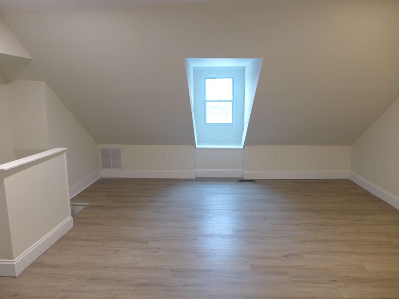 Building Photo - 1709 Bank St