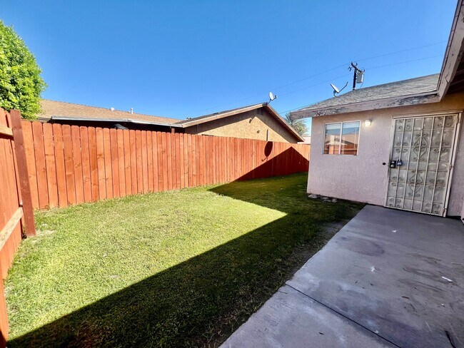 Building Photo - AVAILBLE NOW !!  3-bedroom 2 bath Duplex i...