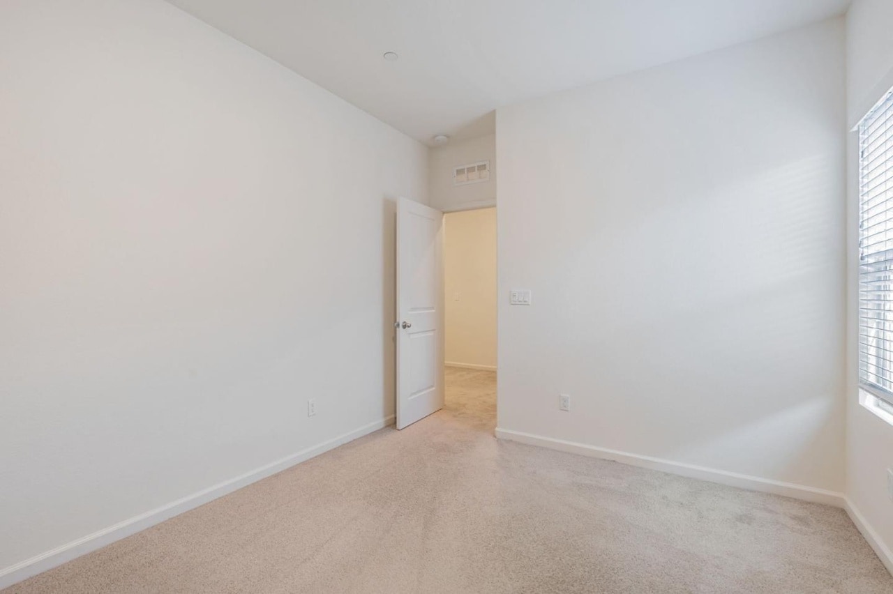 Building Photo - 830 Holdenhurst Ln